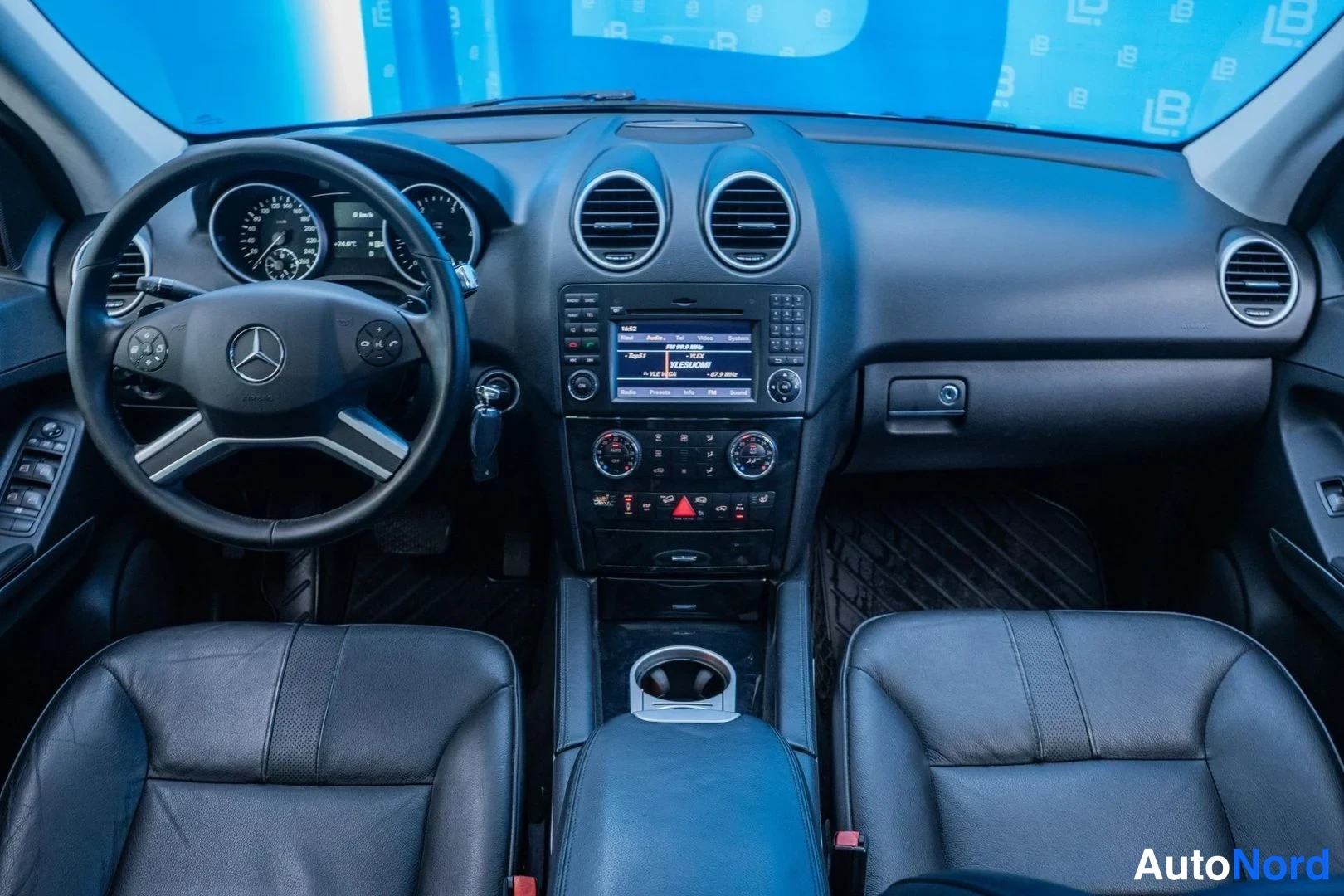 White Mercedes-Benz ML 350 CDI 4MATIC 2010, cockpit, photo 8