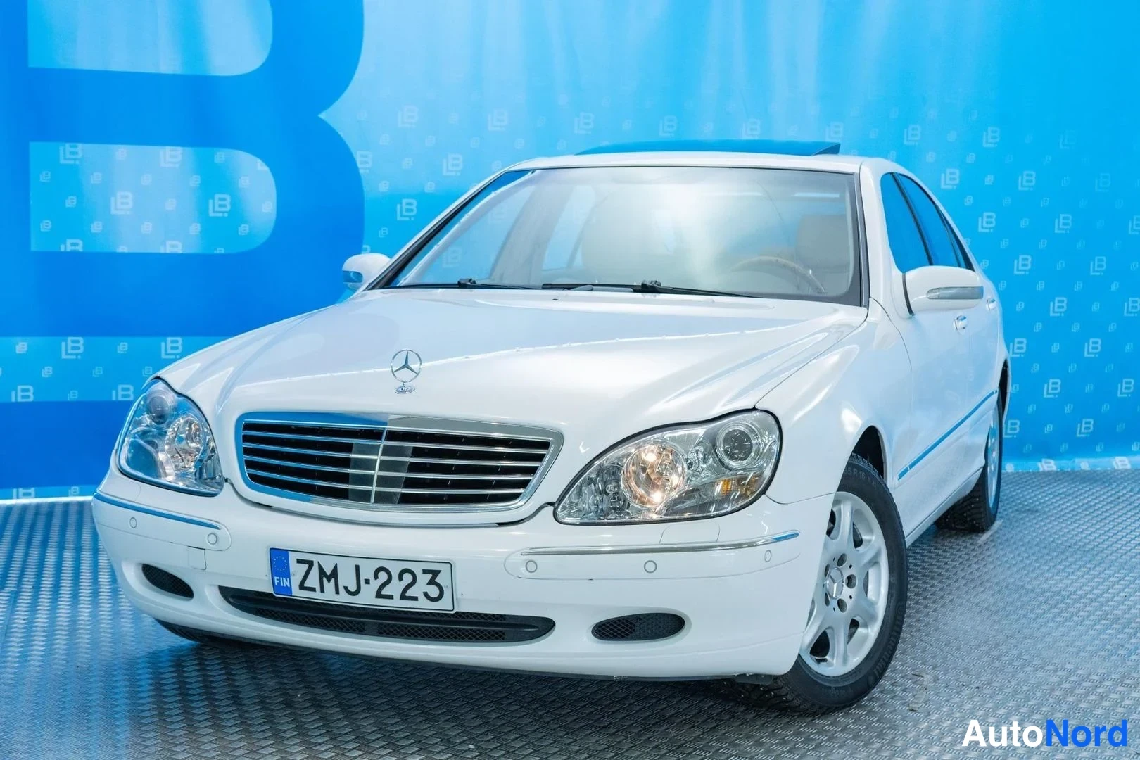 White Mercedes-Benz S 280 2004, front three-quarter, nose to the left, photo 2