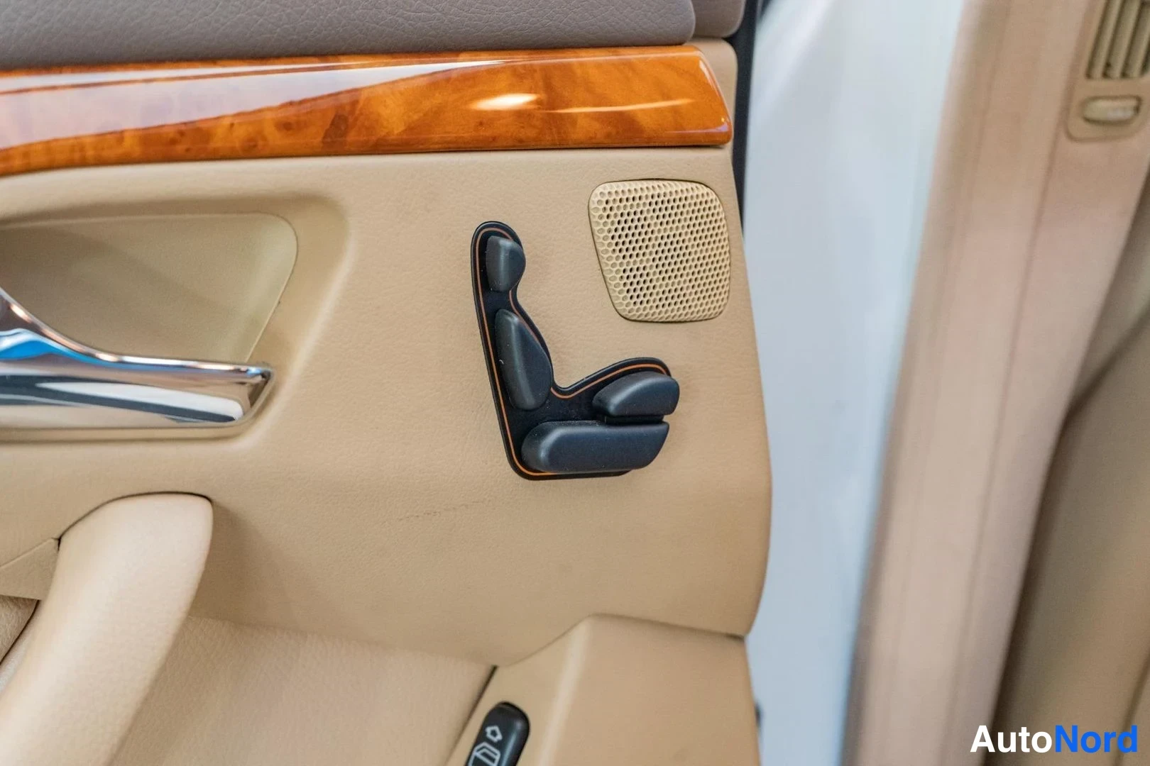 White Mercedes-Benz S 280 2004, detail, photo 20