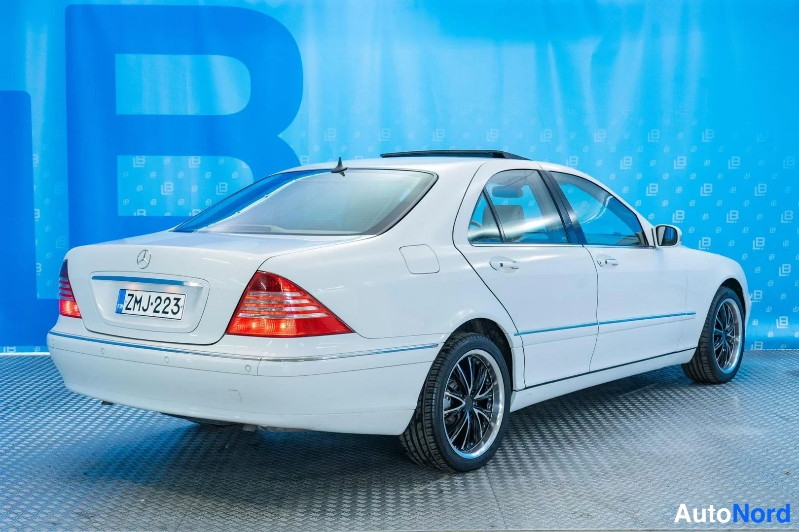 White Mercedes-Benz S 280 2004, rear three-quarter, photo 5