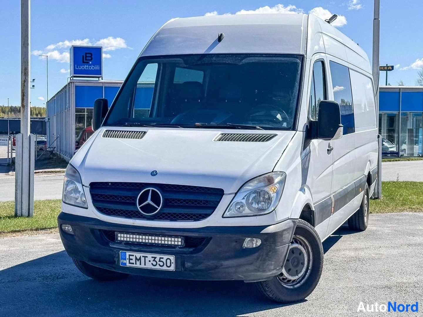 White Mercedes-Benz Sprinter 316 CDI 2010, front three-quarter, nose to the left, photo 3