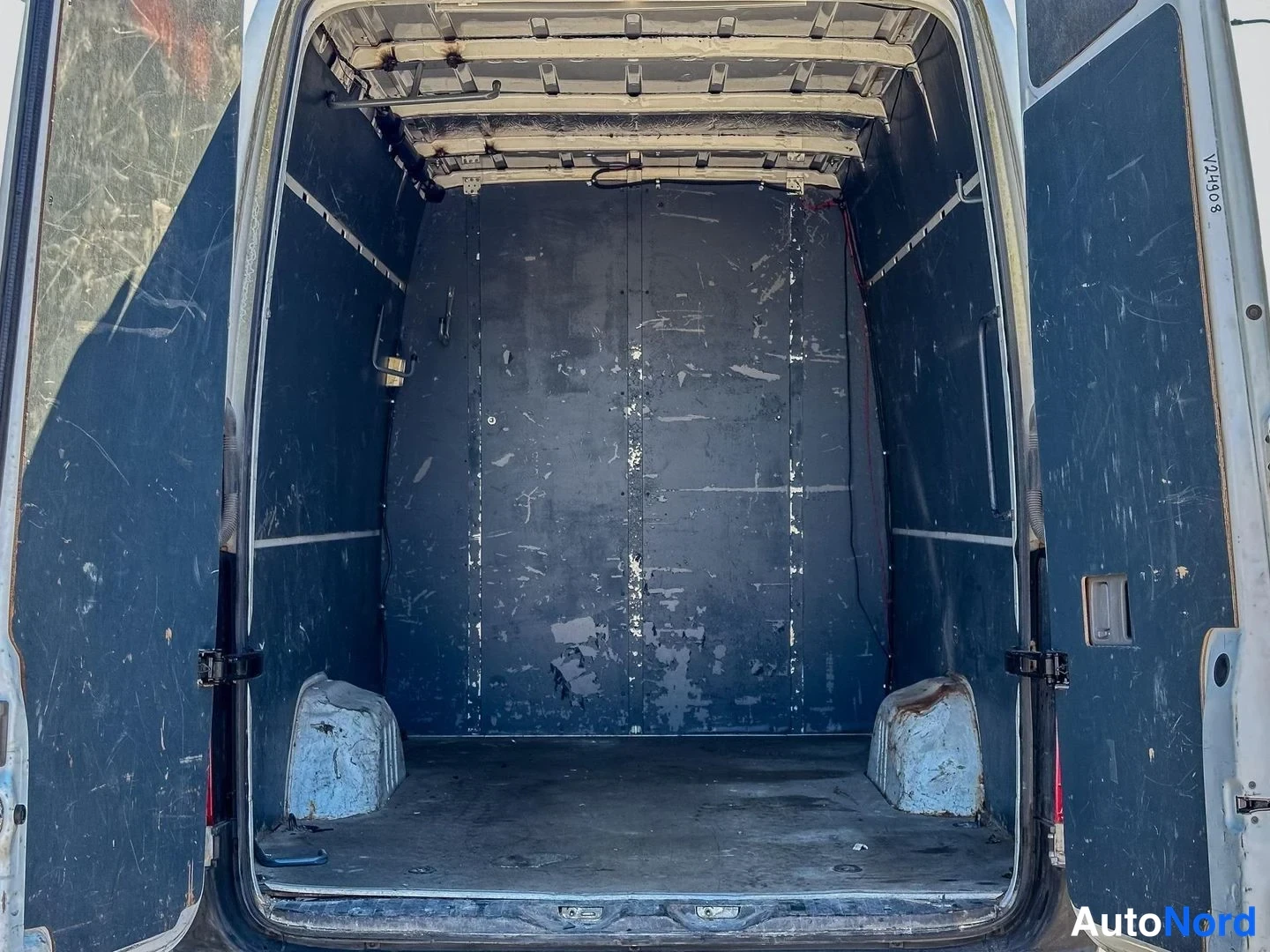 White Mercedes-Benz Sprinter 316 CDI 2010, boot, photo 11