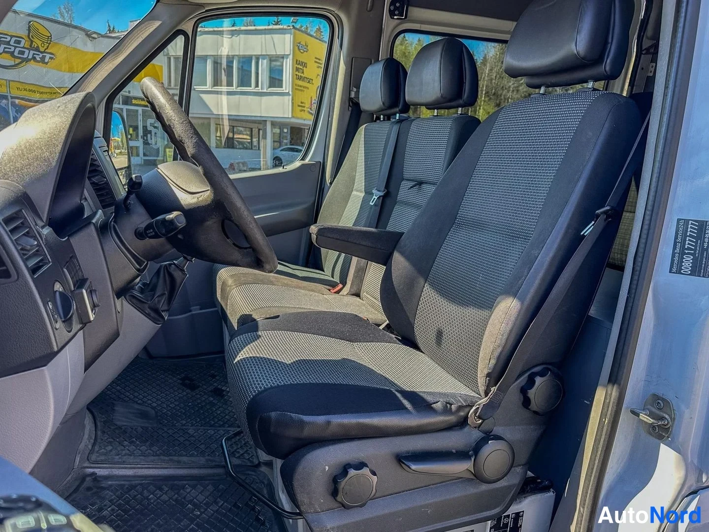 White Mercedes-Benz Sprinter 316 CDI 2010, front seats, photo 9