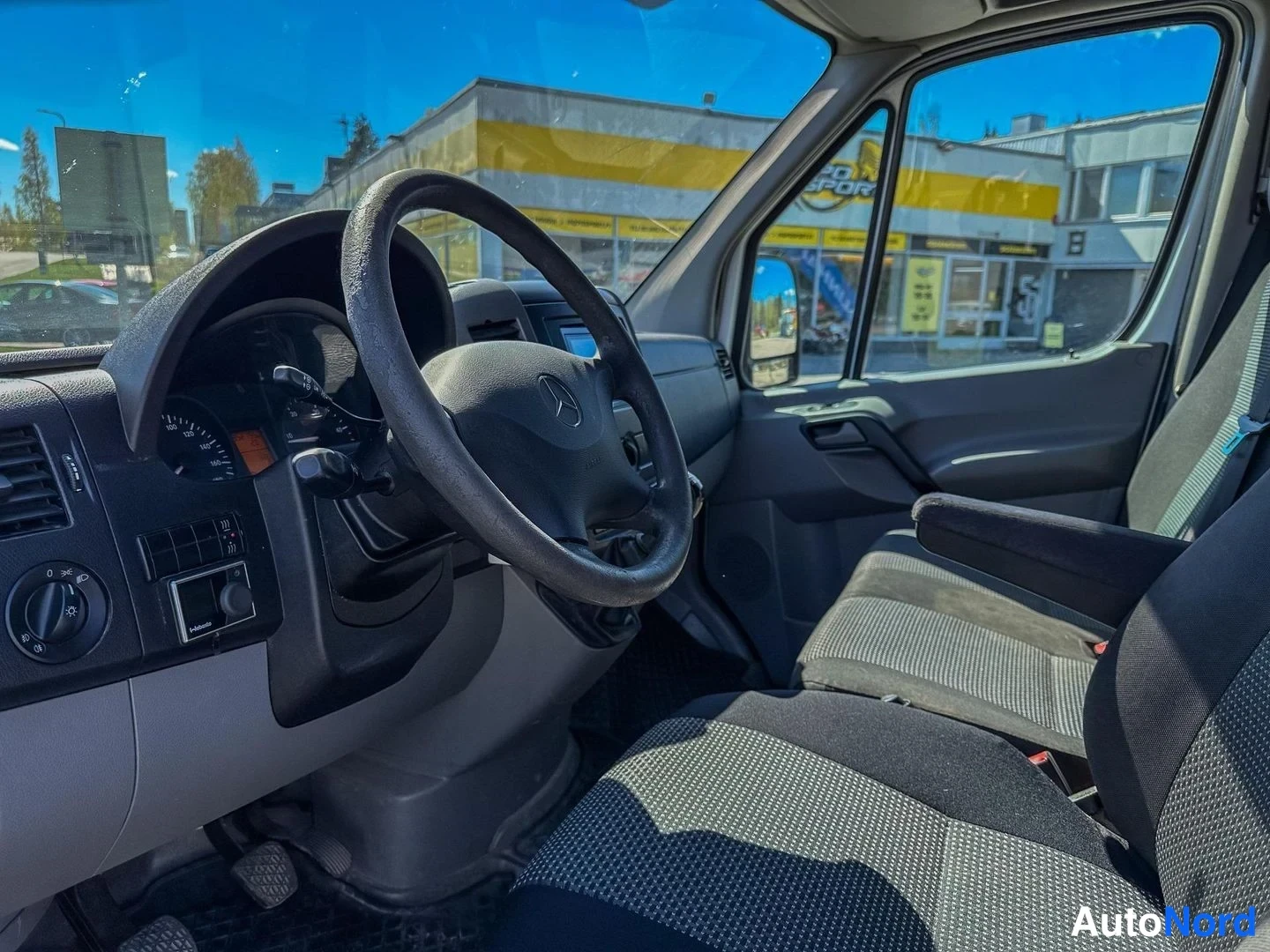 White Mercedes-Benz Sprinter 316 CDI 2010, cockpit, photo 7