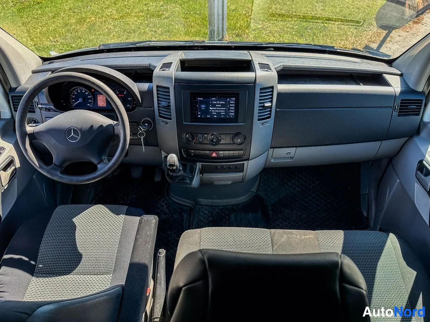 White Mercedes-Benz Sprinter 316 CDI 2010, cockpit, photo 8
