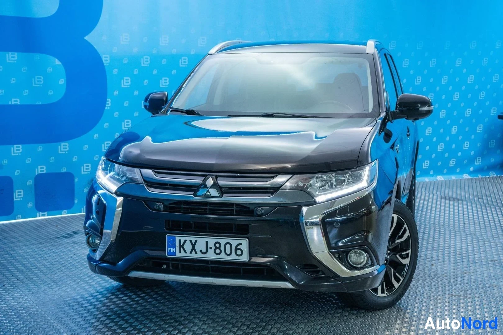 Black Mitsubishi Outlander PHEV 2016, front three-quarter, nose to the left, photo 2