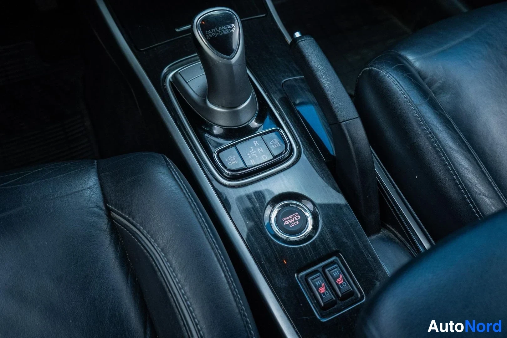 Black Mitsubishi Outlander PHEV 2016, detail, photo 13
