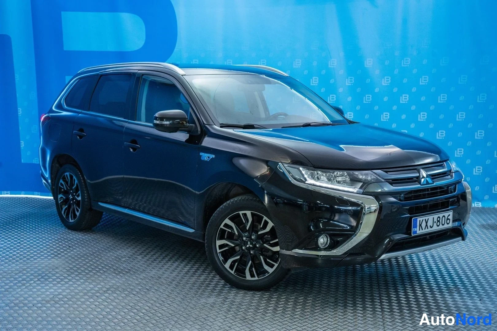 Black Mitsubishi Outlander PHEV 2016, front three-quarter, nose to the right, photo 3