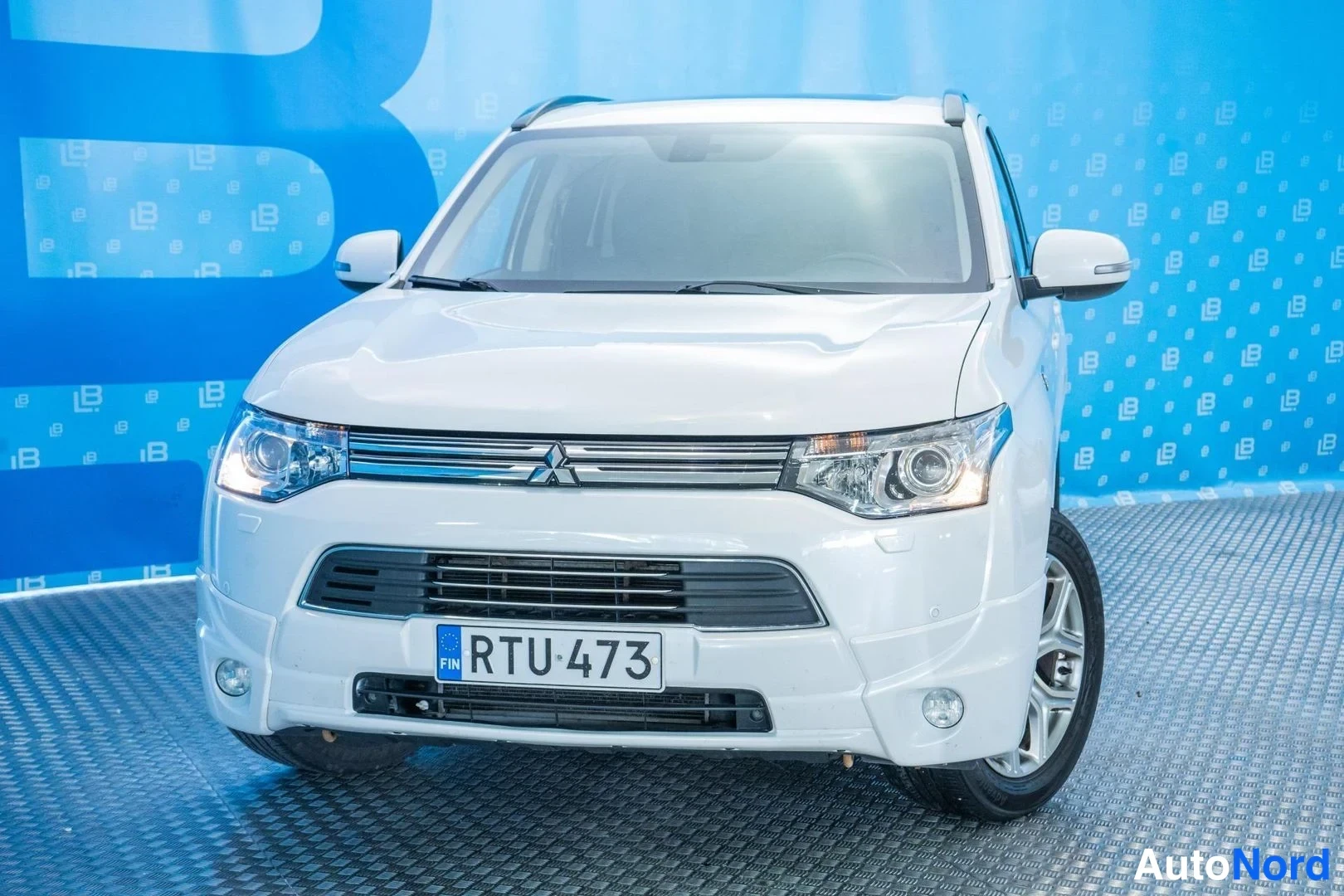 White Mitsubishi Outlander PHEV 2014, front, photo 3