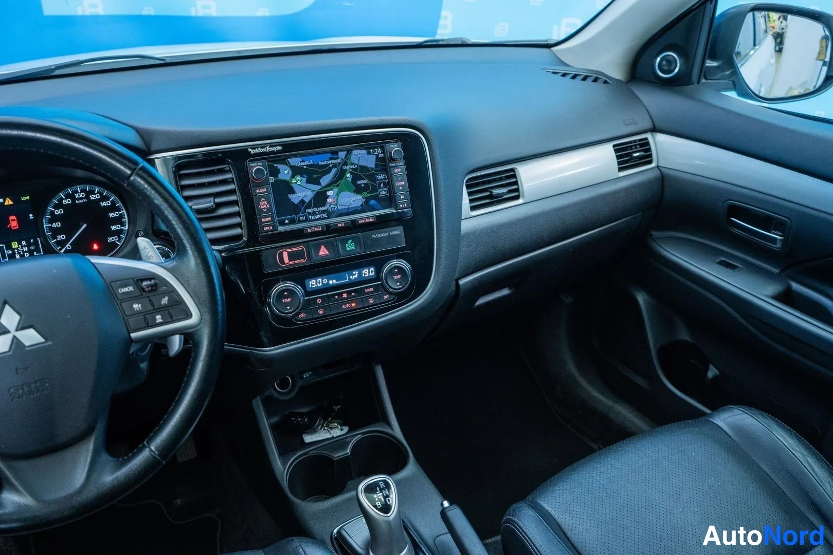 White Mitsubishi Outlander PHEV 2014, cockpit, photo 10