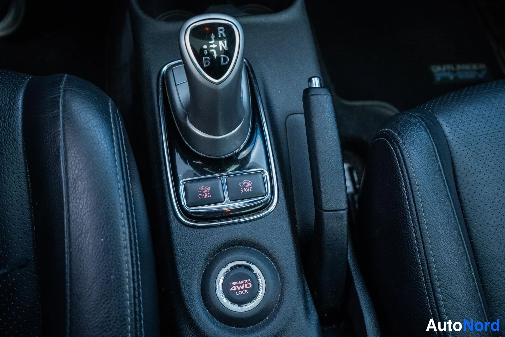 White Mitsubishi Outlander PHEV 2014, detail, photo 14