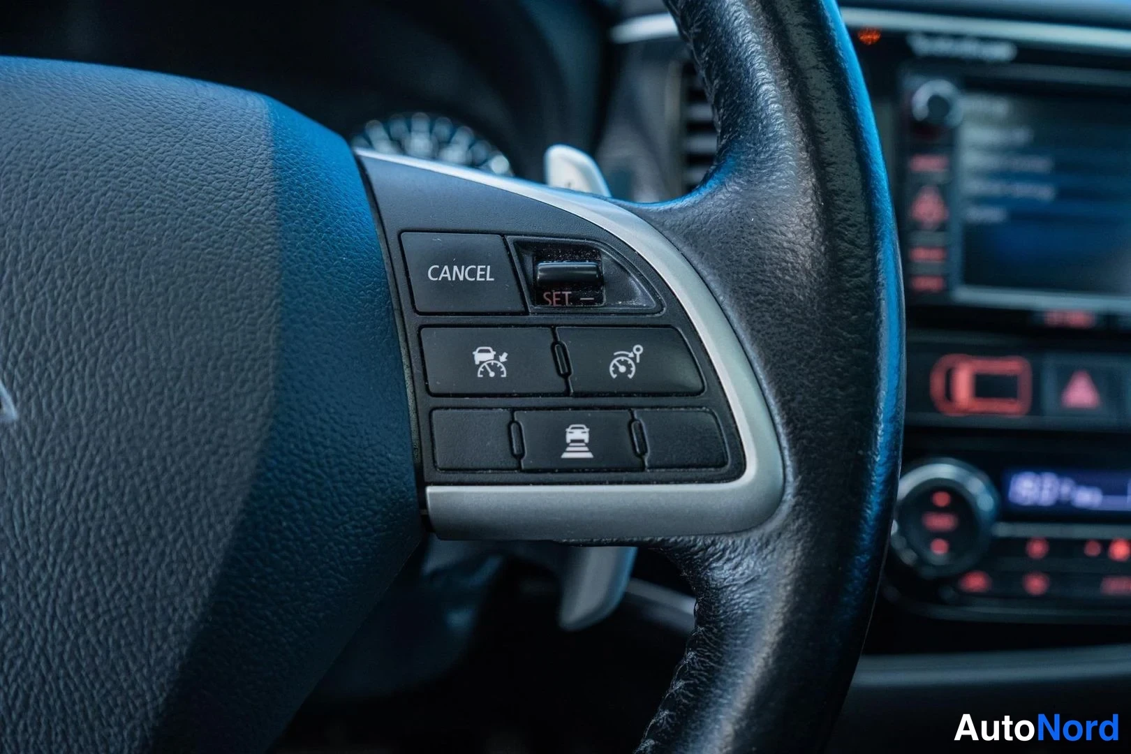 White Mitsubishi Outlander PHEV 2014, detail, photo 15