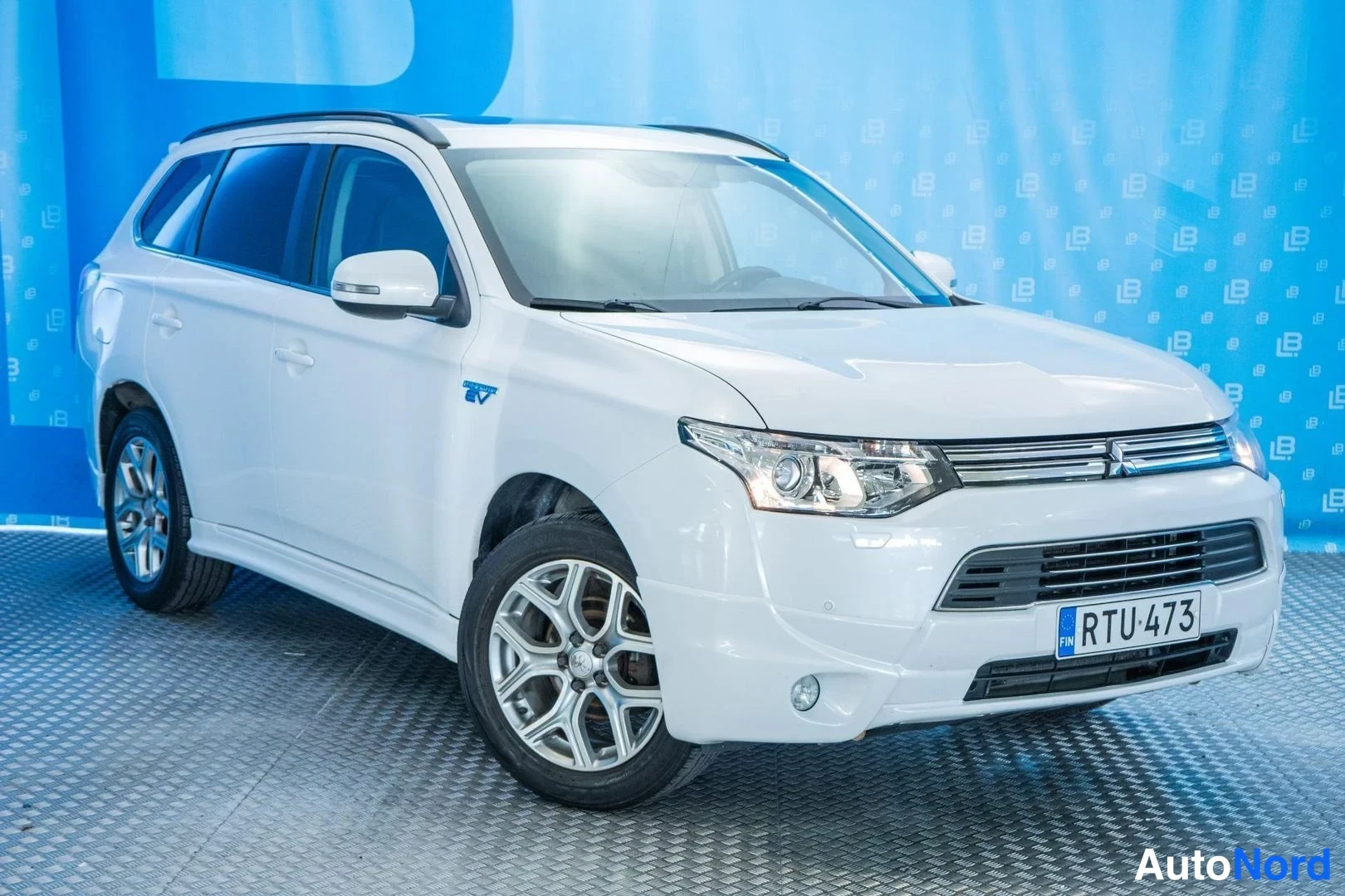 White Mitsubishi Outlander PHEV 2014, front three-quarter, nose to the right, photo 2