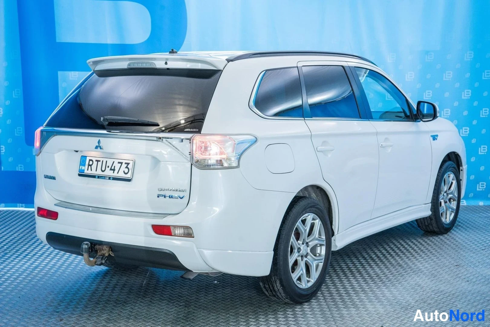 White Mitsubishi Outlander PHEV 2014, rear three-quarter, photo 5