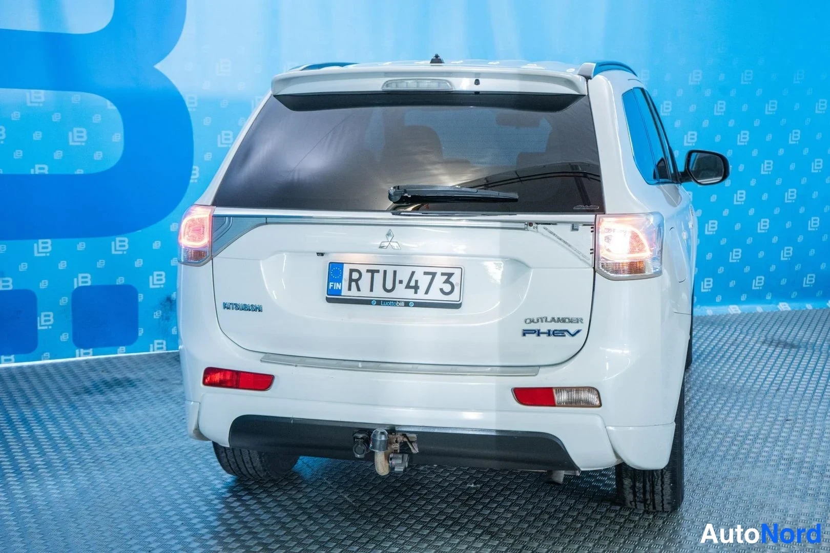 White Mitsubishi Outlander PHEV 2014, rear, photo 6