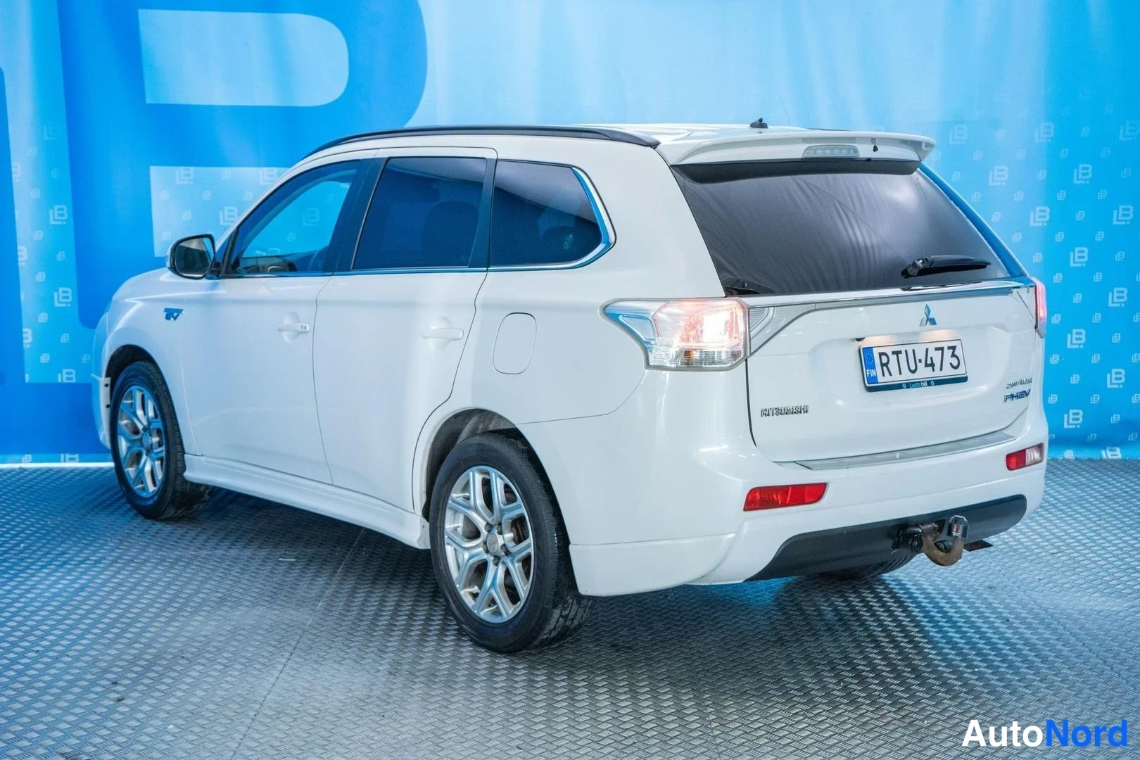 White Mitsubishi Outlander PHEV 2014, rear three-quarter, photo 4