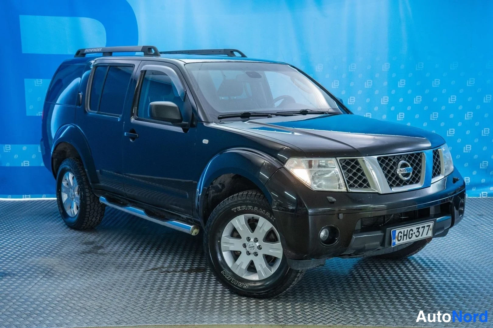 Black Nissan Pathfinder 2007, front three-quarter, nose to the right, photo 3