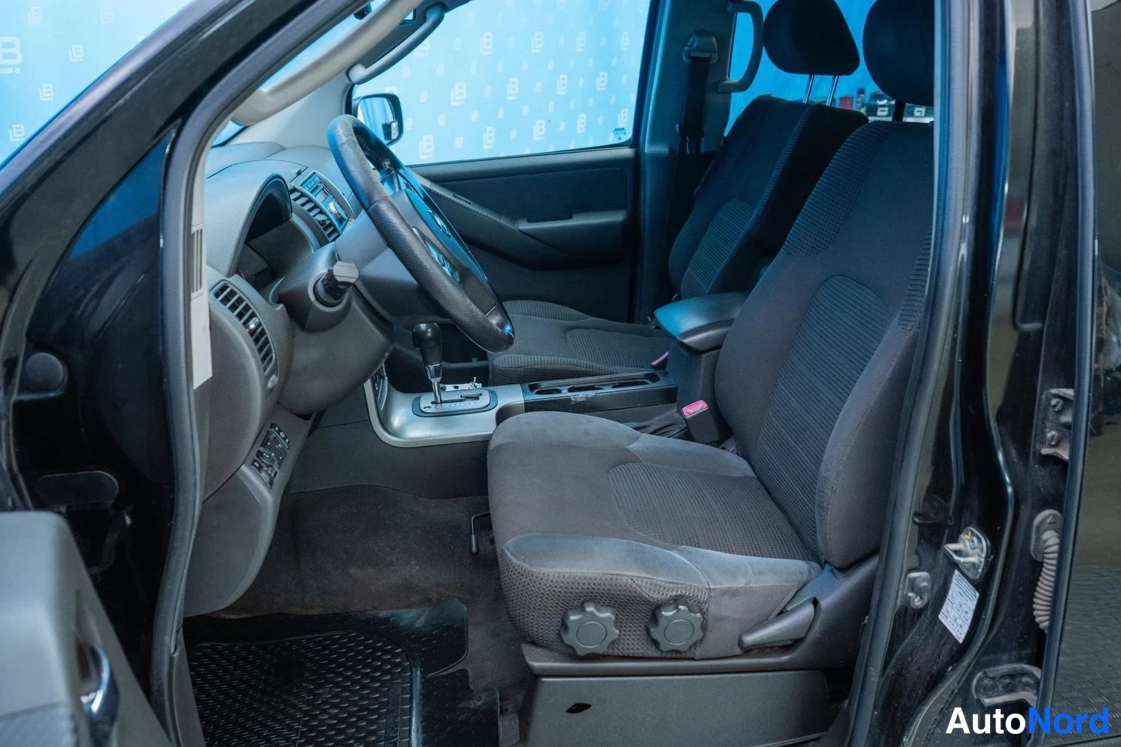 Black Nissan Pathfinder 2007, front seats, photo 11