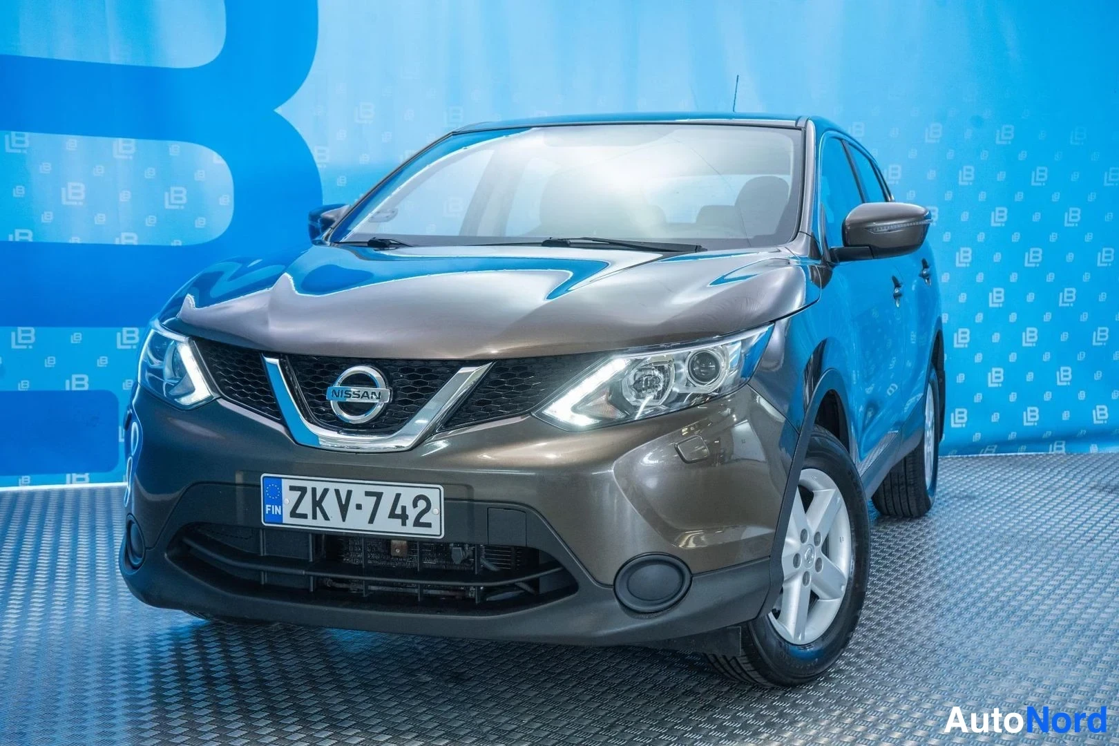 Beige Nissan Qashqai 2016, front three-quarter, nose to the left, photo 2