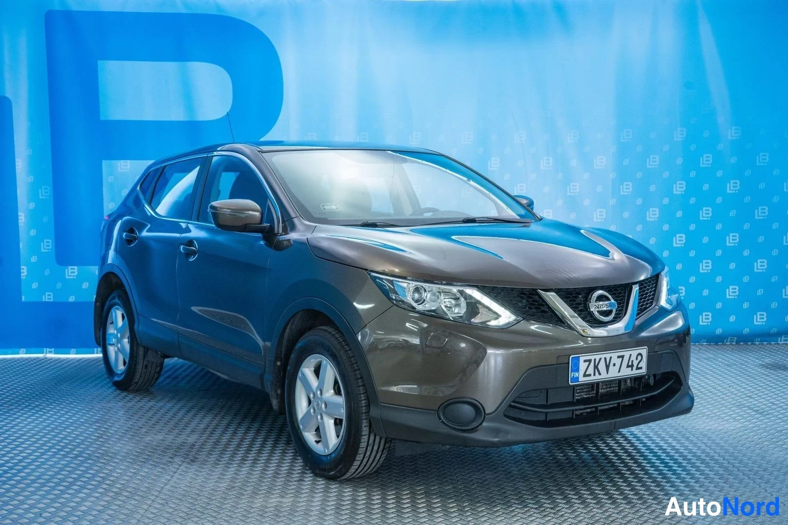 Beige Nissan Qashqai 2016, front three-quarter, nose to the right, photo 3