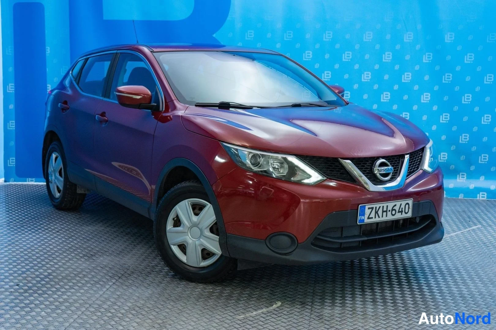 Red Nissan Qashqai 2014, front three-quarter, nose to the right, photo 2
