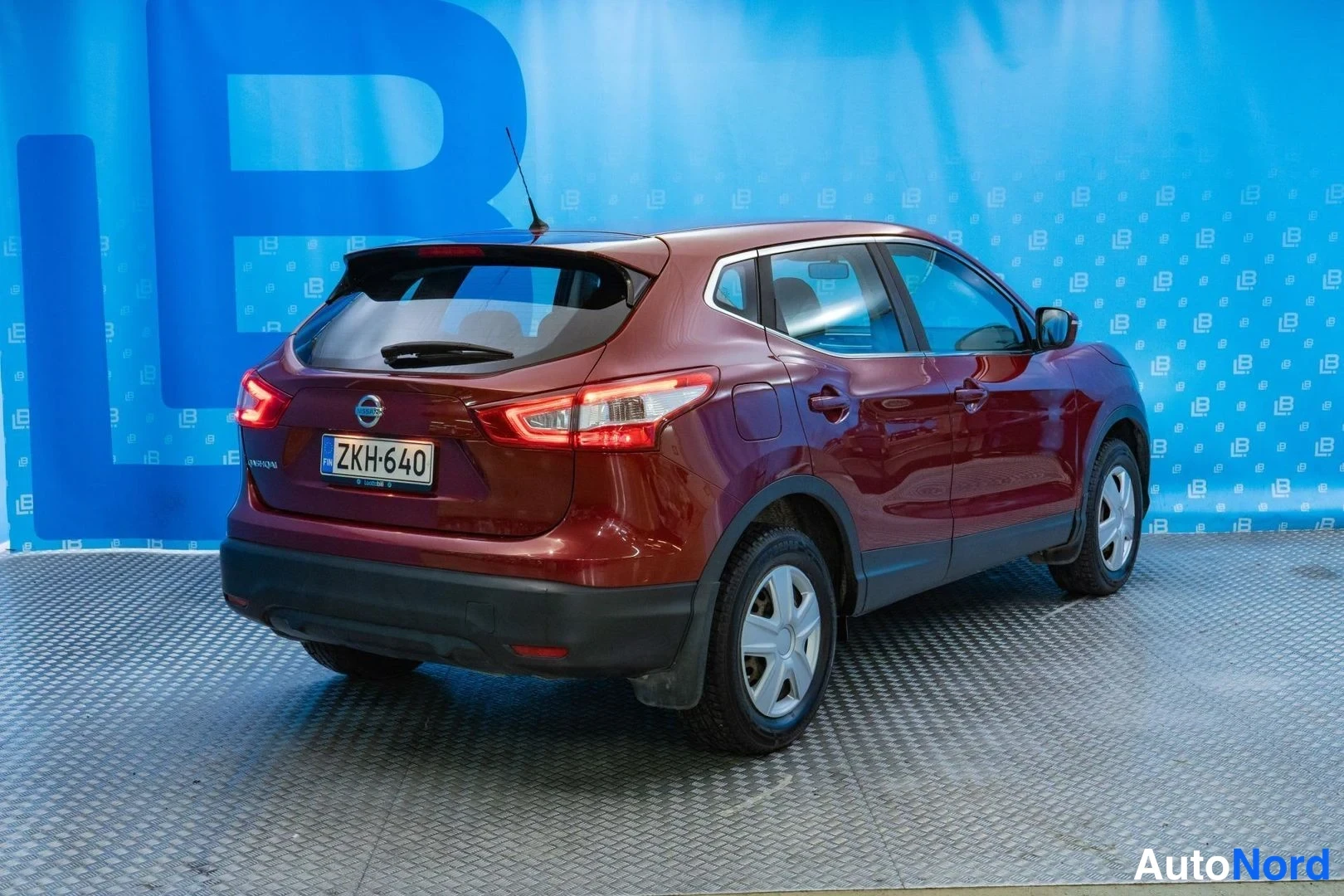 Red Nissan Qashqai 2014, rear three-quarter, photo 5