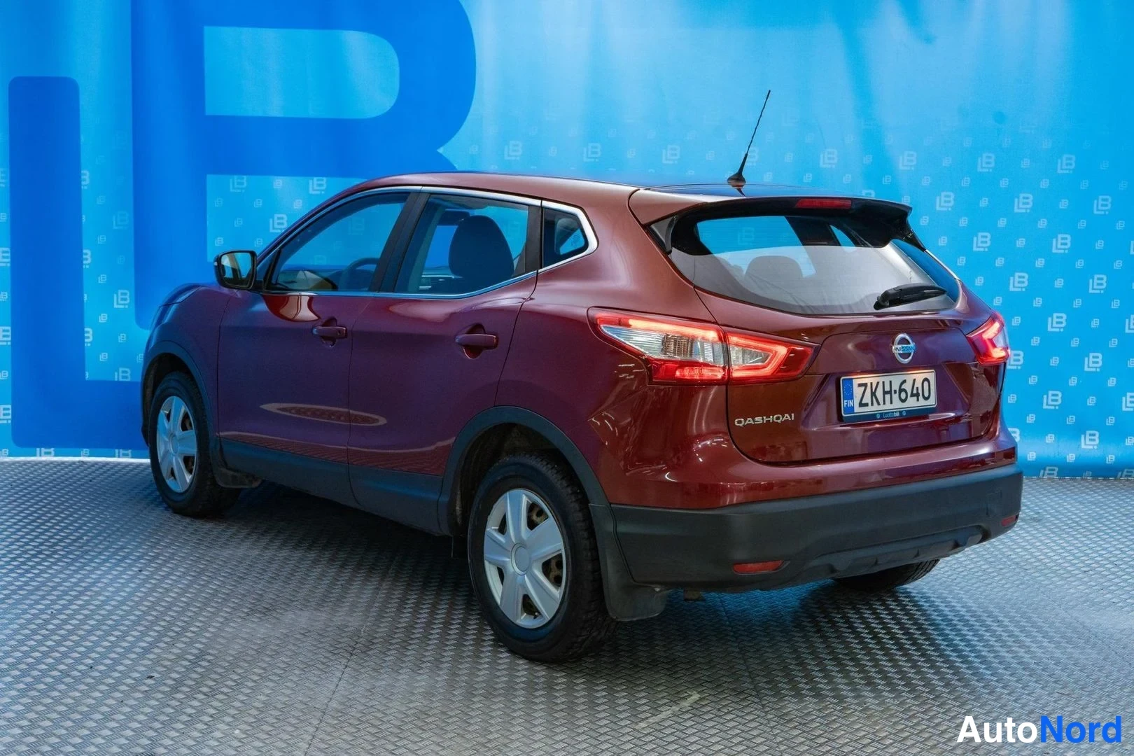 Red Nissan Qashqai 2014, rear three-quarter, photo 4