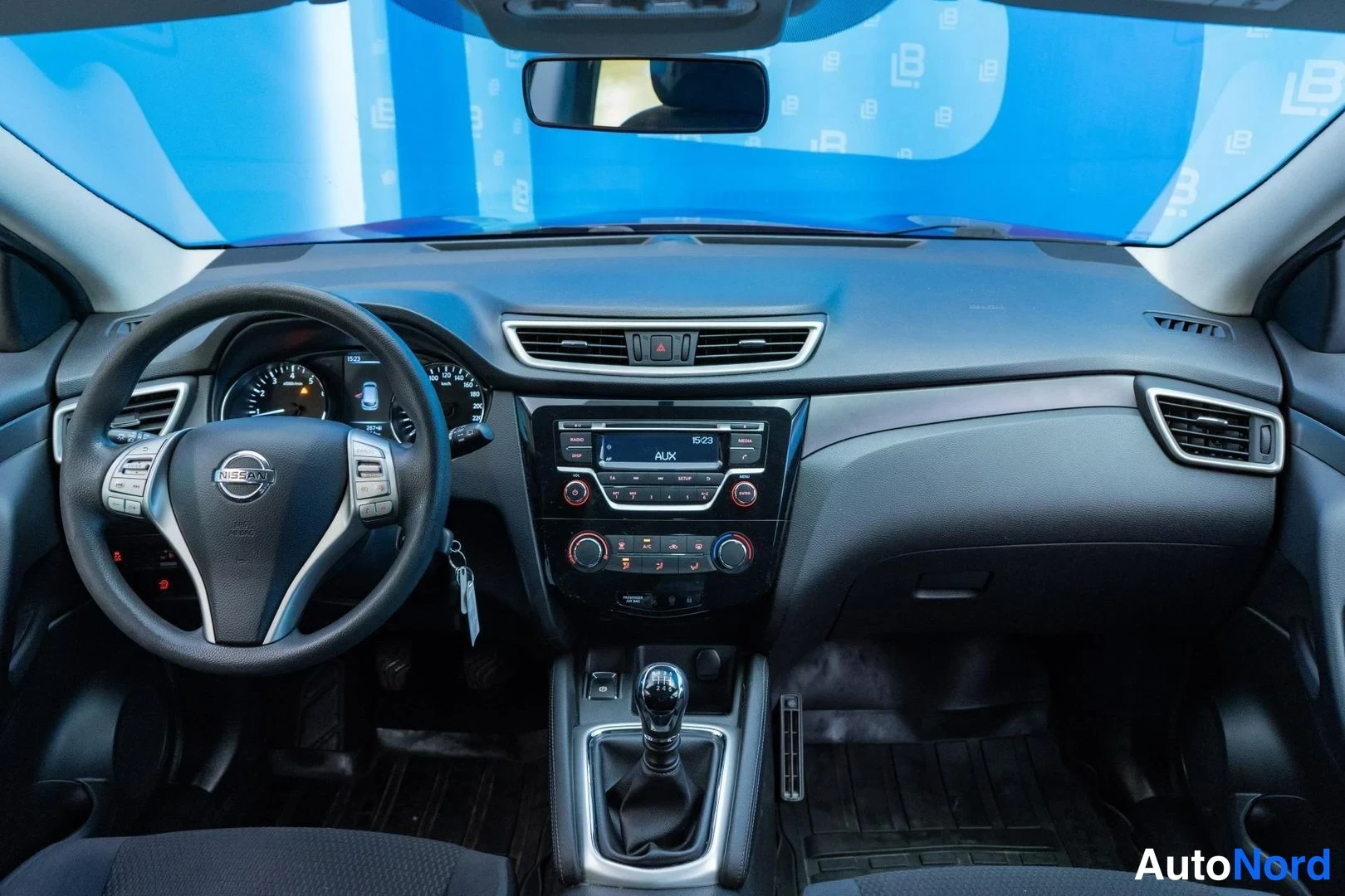 Red Nissan Qashqai 2014, cockpit, photo 8