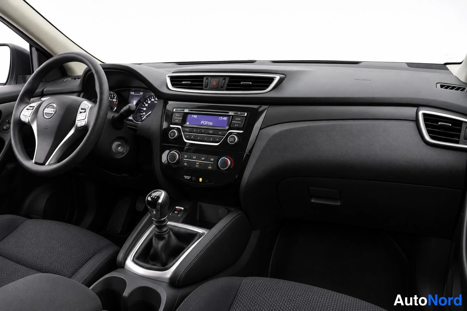 White Nissan Qashqai 2015, cockpit, photo 3
