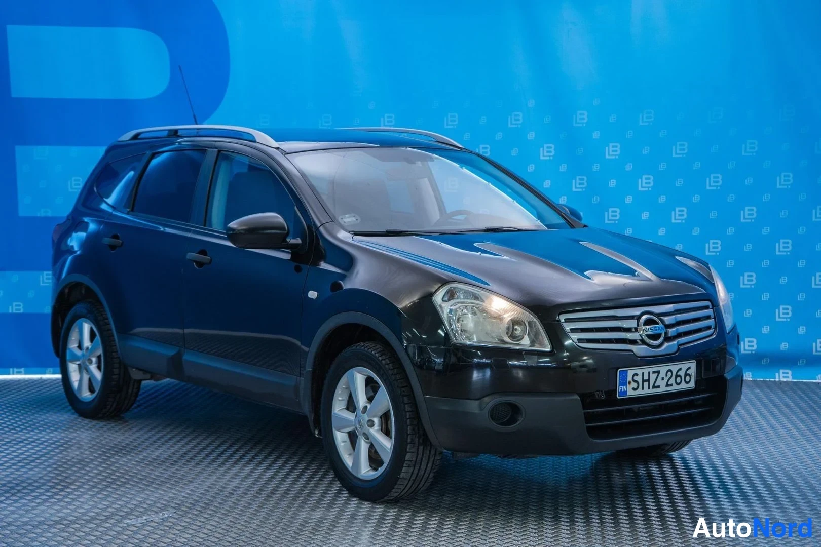 Black Nissan Qashqai+2 2009, front three-quarter, nose to the right, photo 3