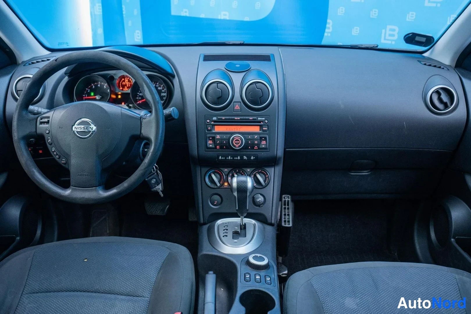 Black Nissan Qashqai+2 2009, cockpit, photo 9