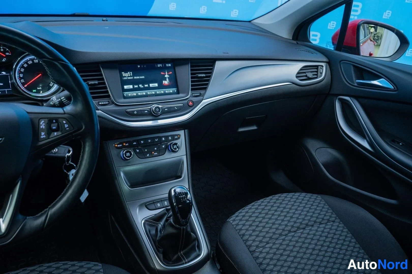 Red Opel Astra 2016, cockpit, photo 9