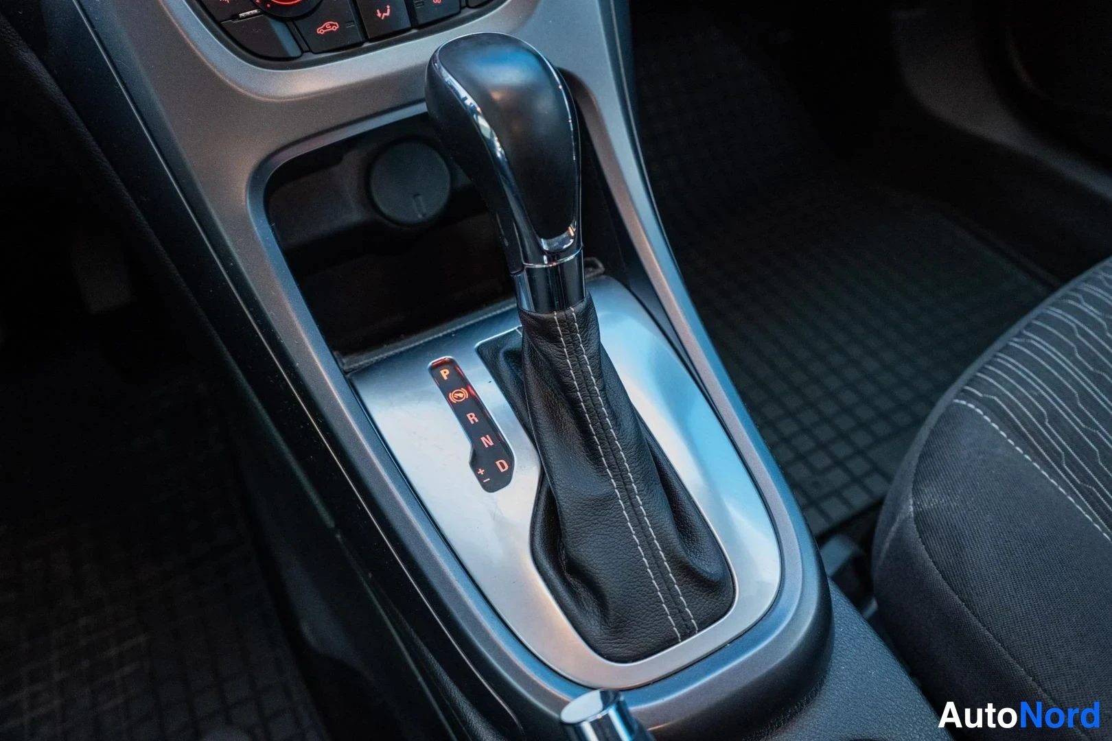Black Opel Astra 2013, detail, photo 13