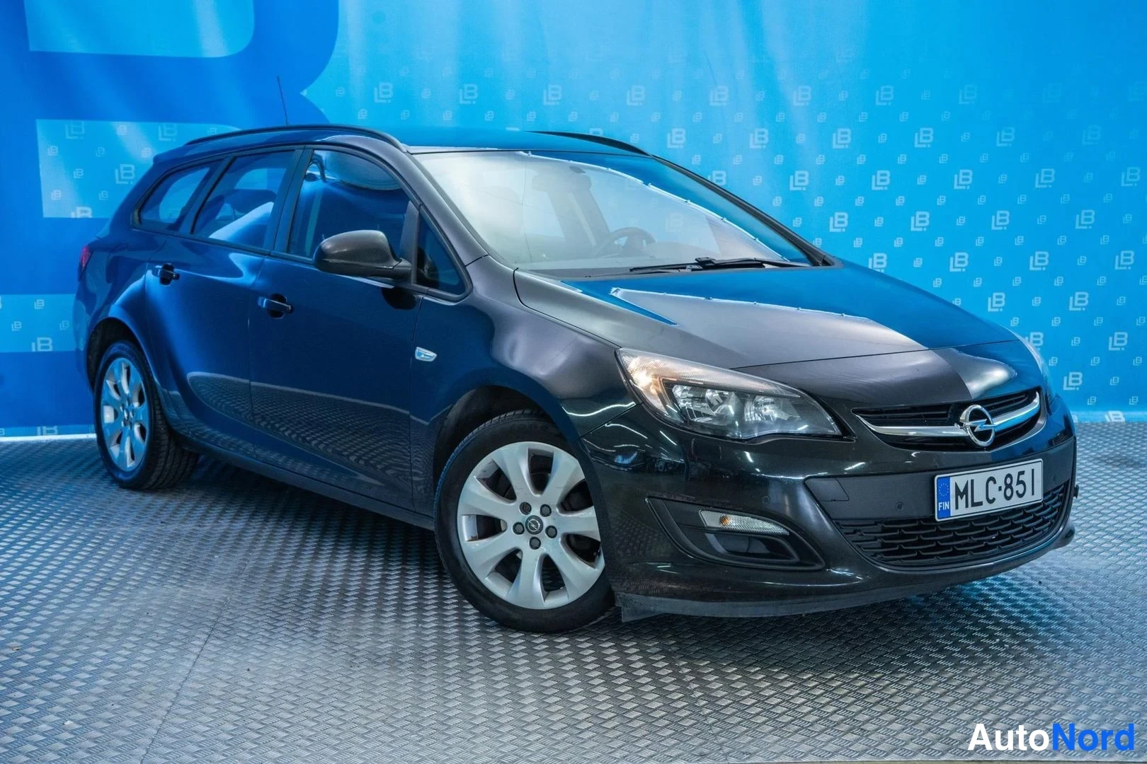 Black Opel Astra 2013, front three-quarter, nose to the right, photo 2