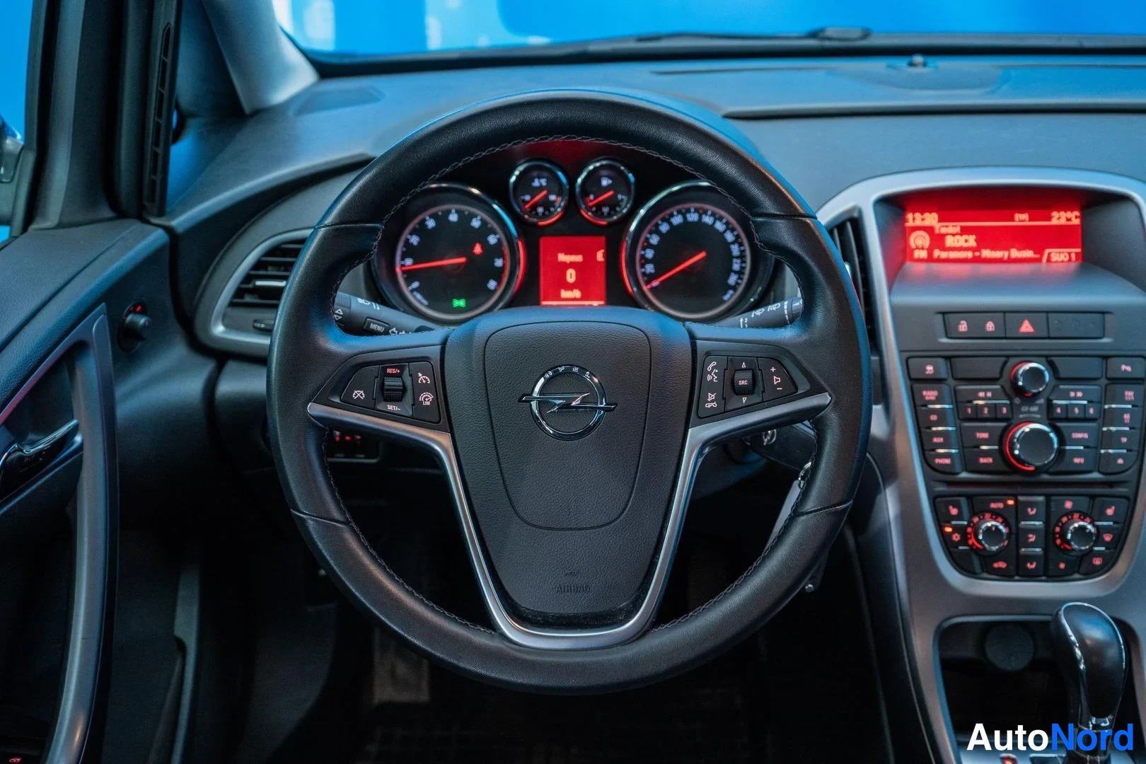 Black Opel Astra 2013, detail, photo 12