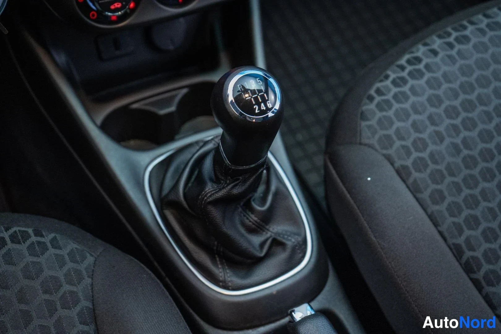 Green Opel Corsa 2016, detail, photo 13