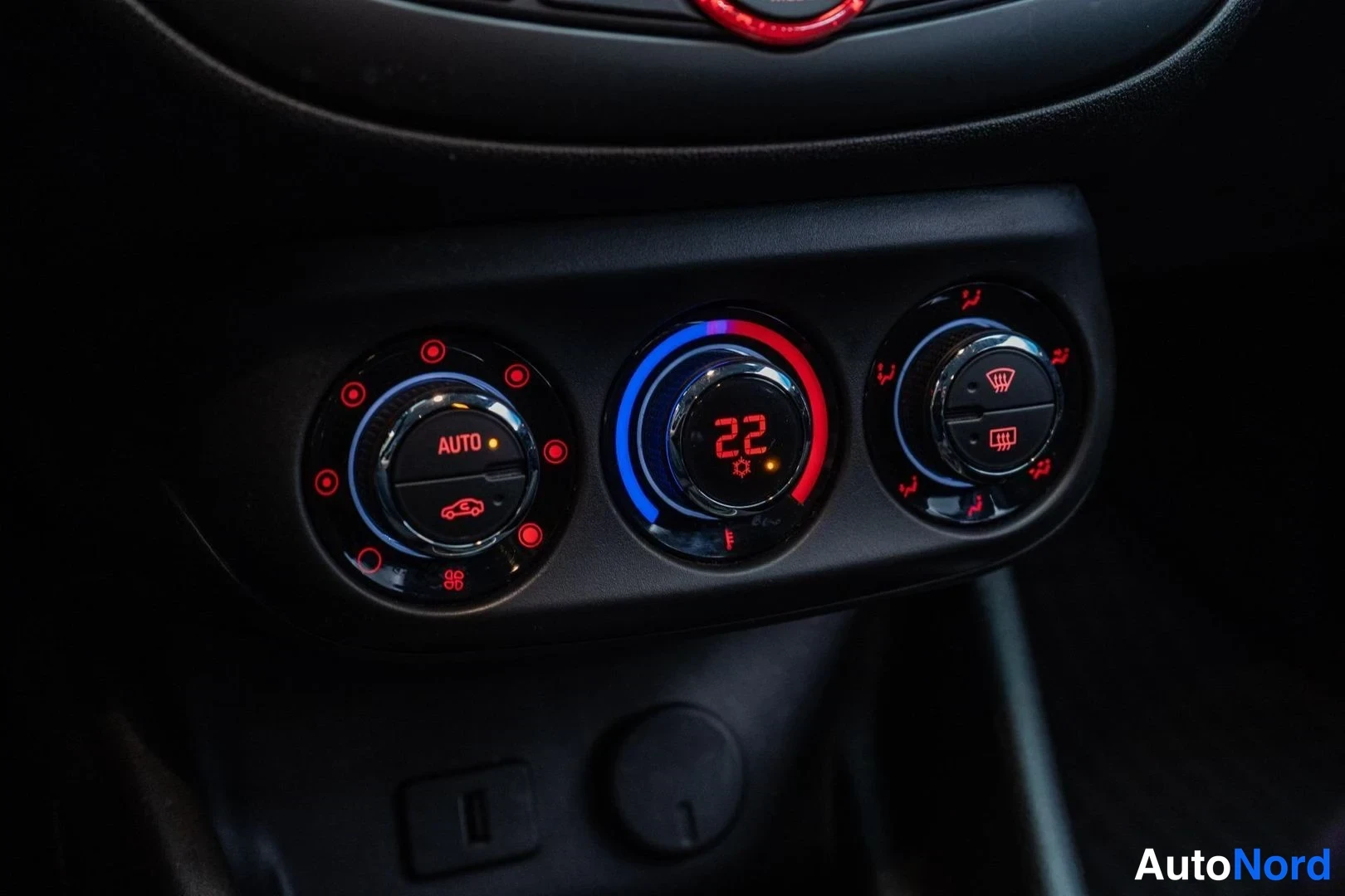 Green Opel Corsa 2016, detail, photo 14