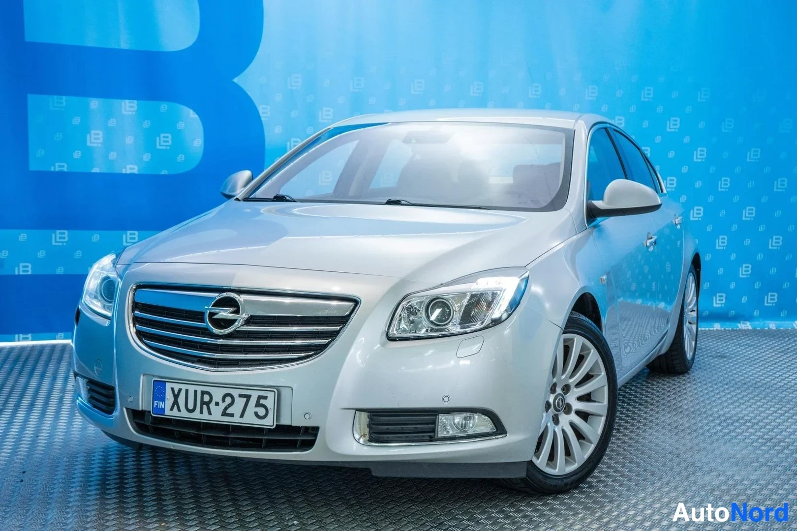 Silver Opel Insignia 2009, front three-quarter, nose to the left, photo 2
