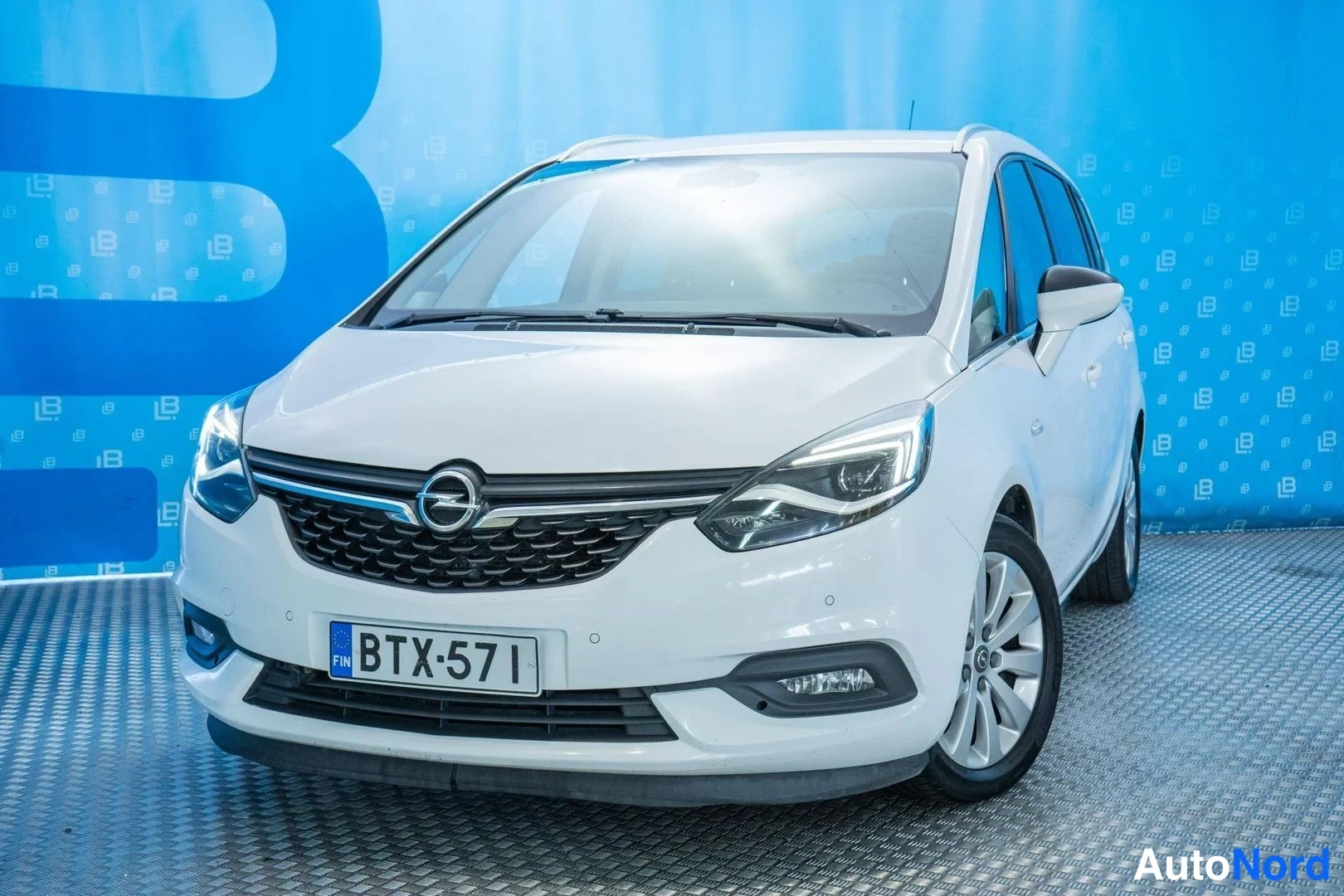 White Opel Zafira 2017, front three-quarter, nose to the left, photo 3