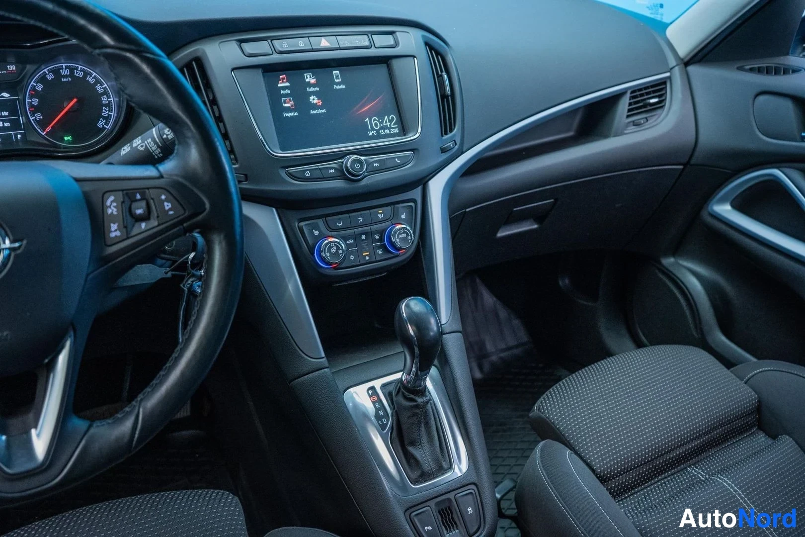 White Opel Zafira 2017, cockpit, photo 9