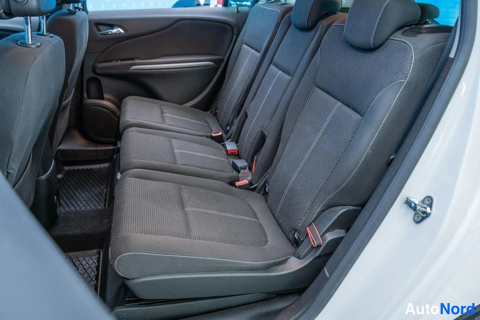 White Opel Zafira 2017, rear seats, photo 11