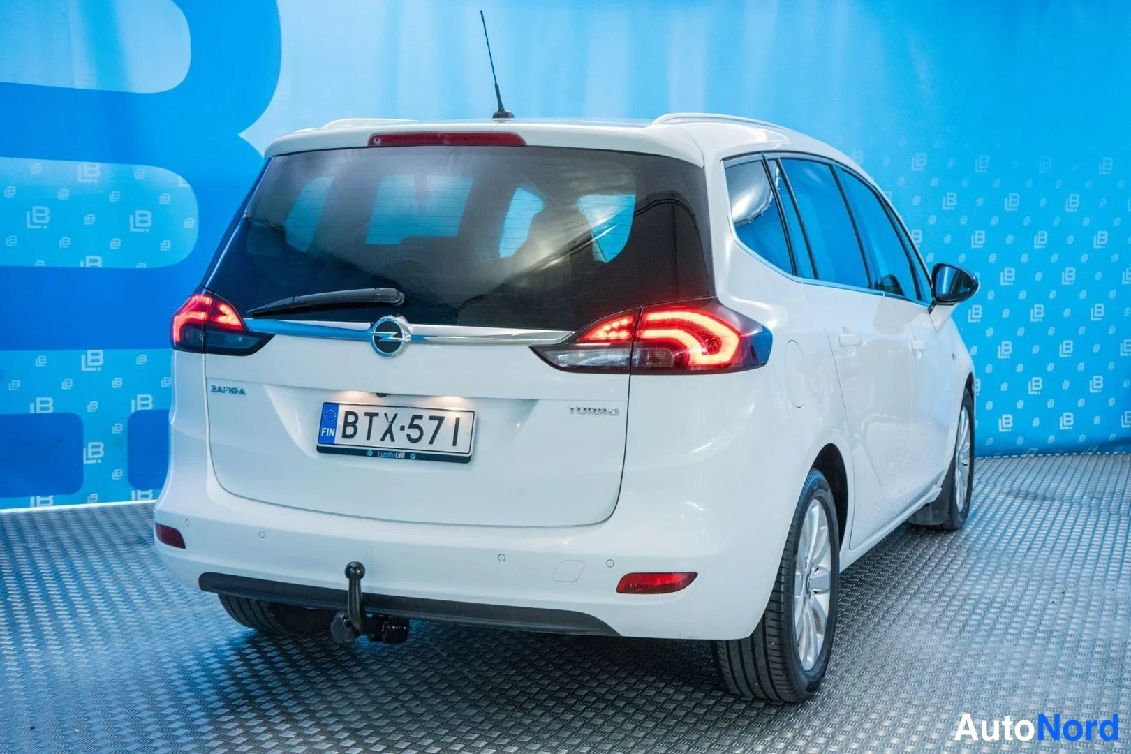 White Opel Zafira 2017, rear three-quarter, photo 4