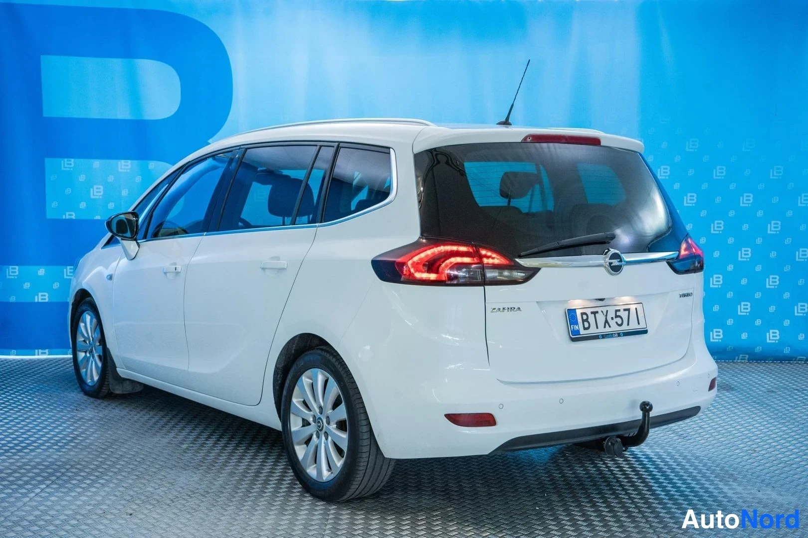 White Opel Zafira 2017, rear three-quarter, photo 5