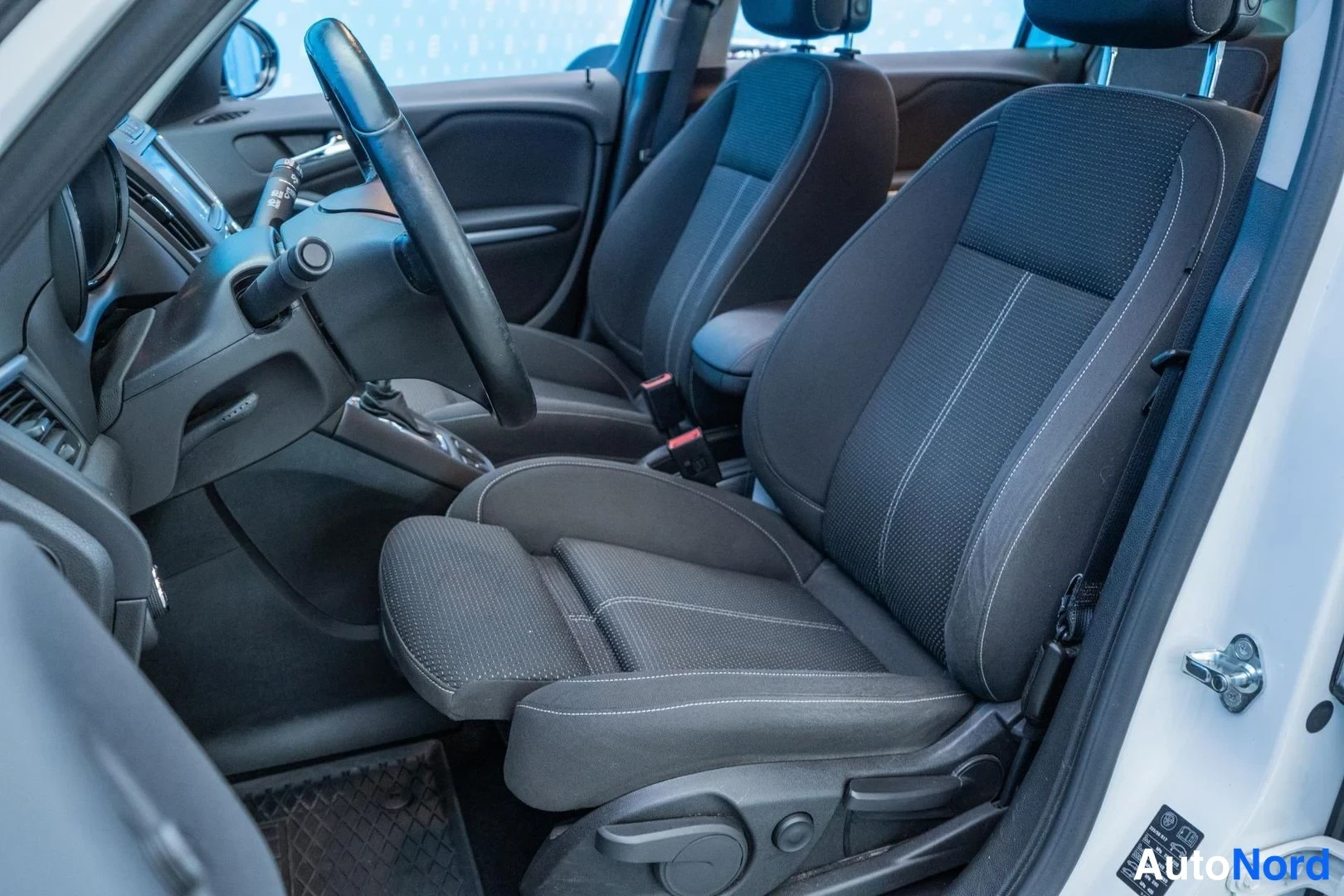 White Opel Zafira 2017, front seats, photo 10