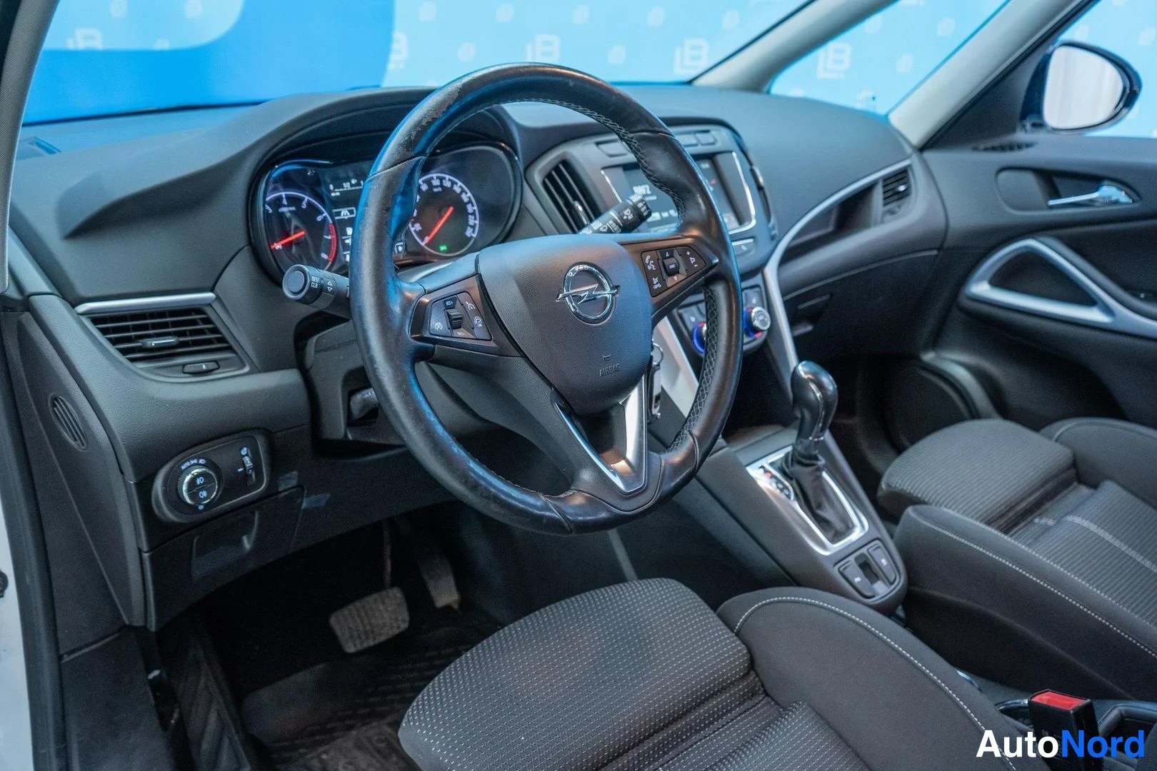 White Opel Zafira 2017, cockpit, photo 7