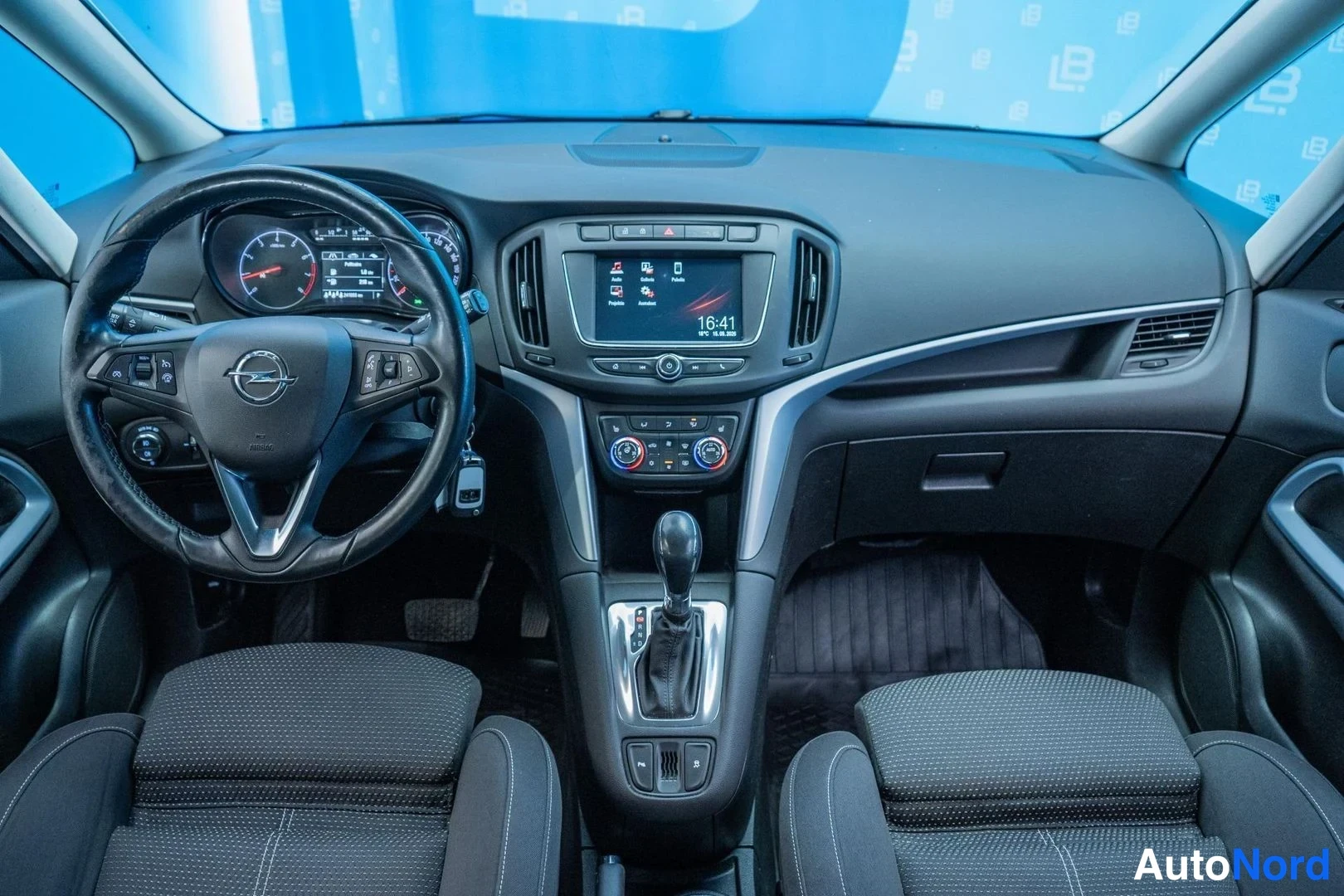 White Opel Zafira 2017, cockpit, photo 8