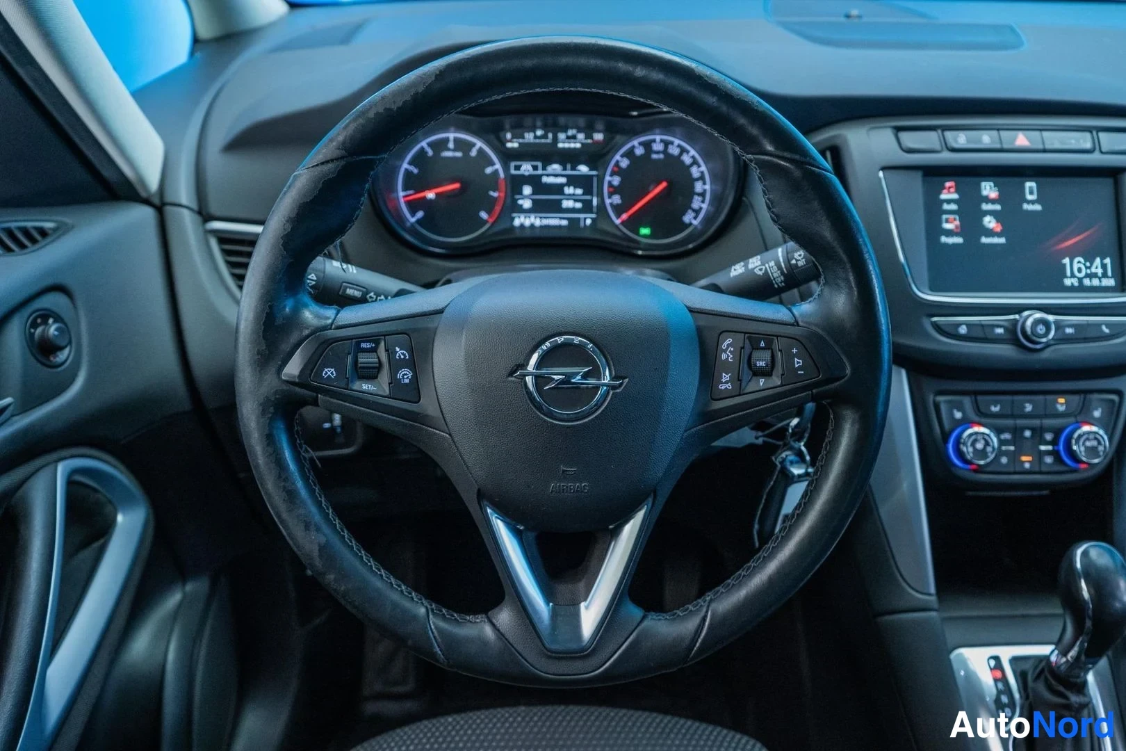 White Opel Zafira 2017, detail, photo 13