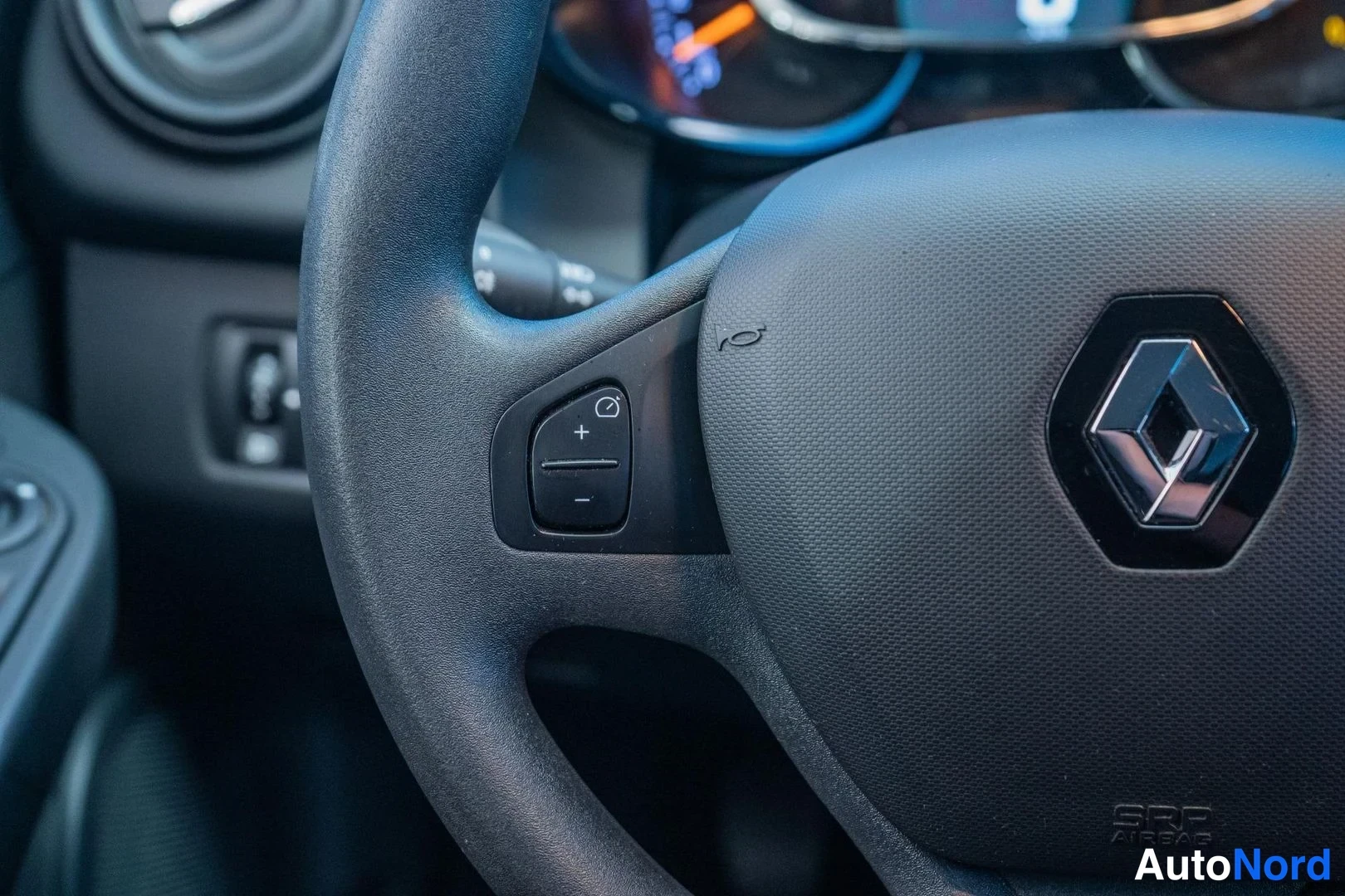 Red Renault Clio 2013, detail, photo 12