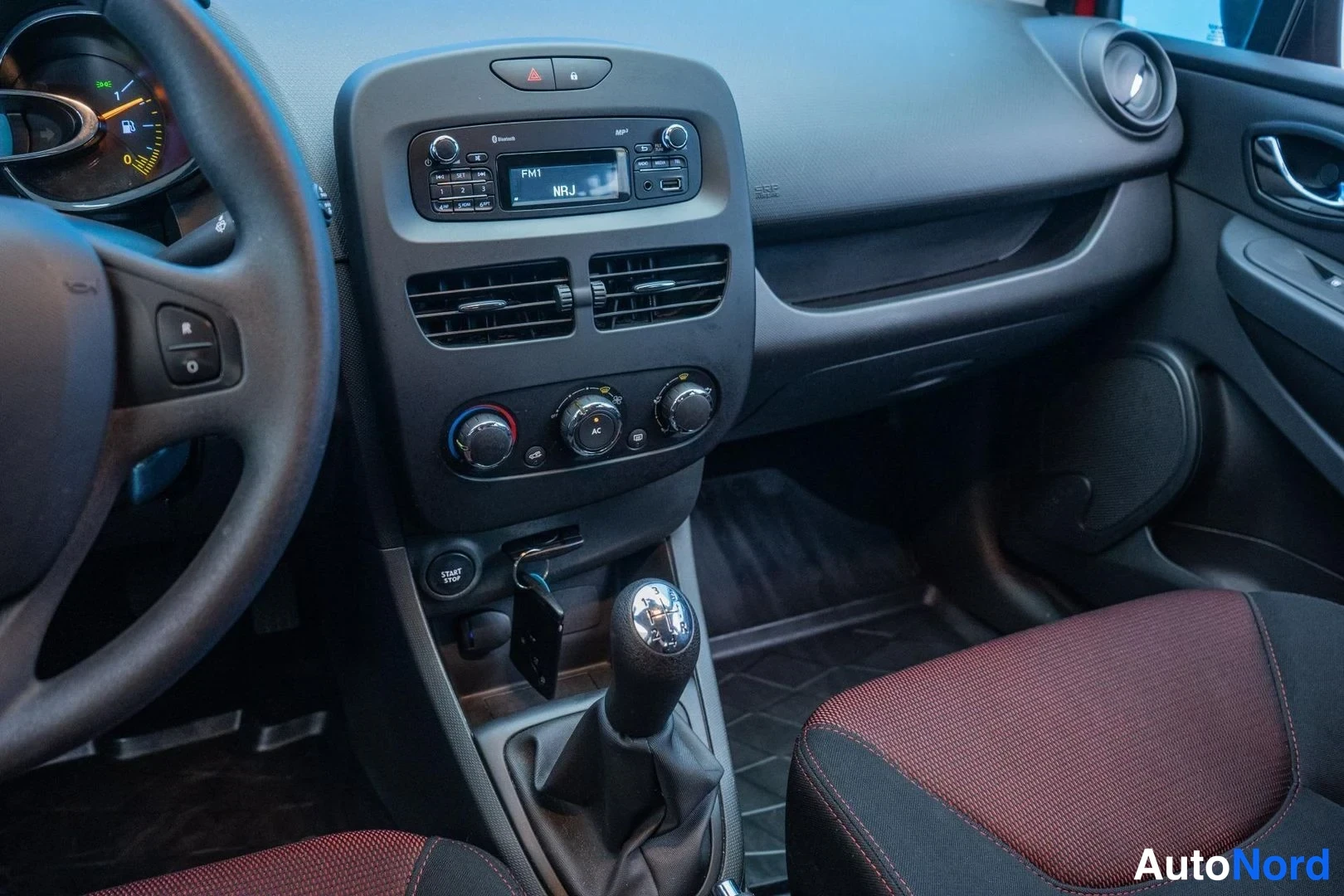 Red Renault Clio 2013, cockpit, photo 8