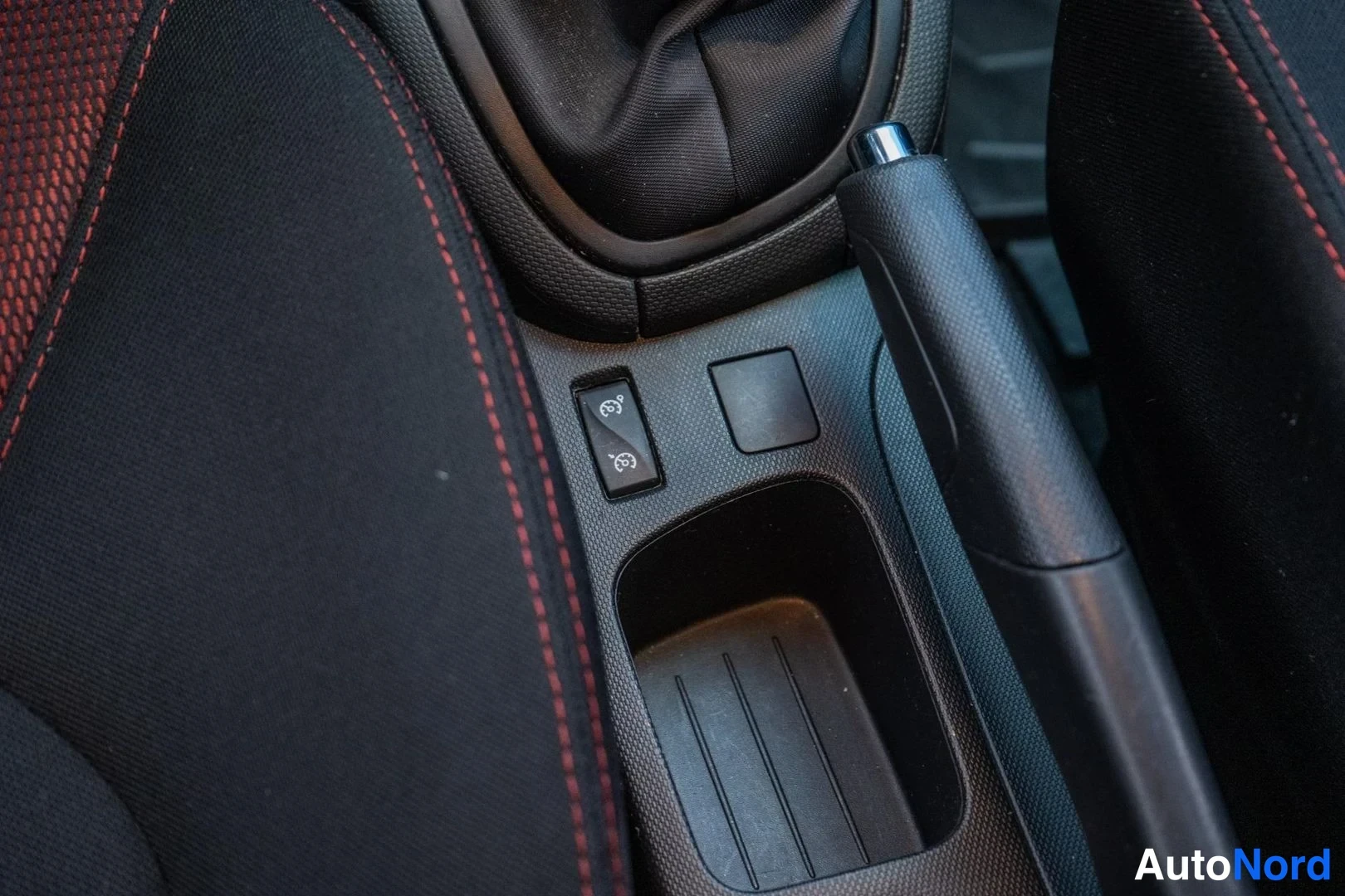 Red Renault Clio 2013, detail, photo 13